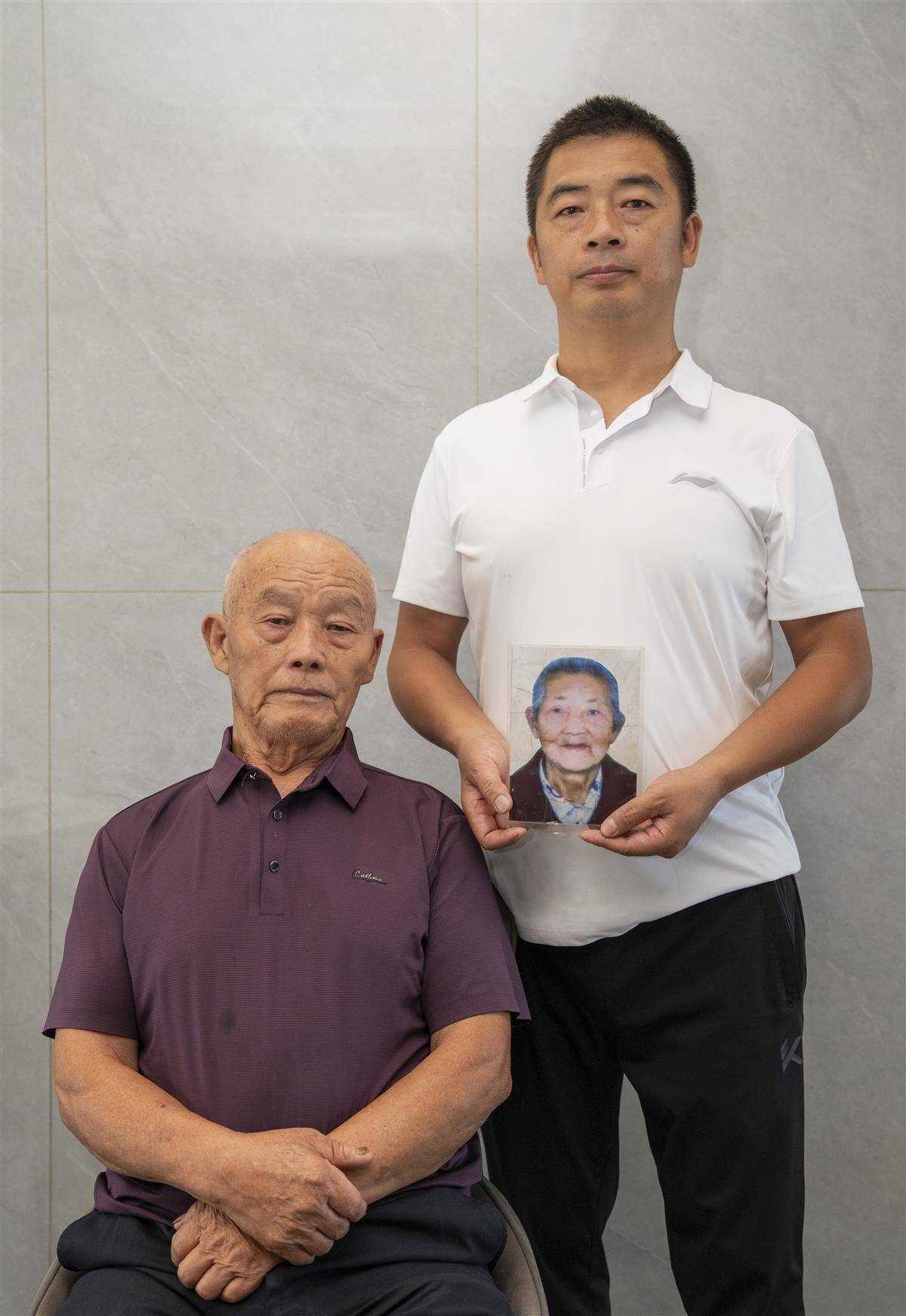 胡志全（站立者）和父亲拿着奶奶的照片合影（1）.jpg