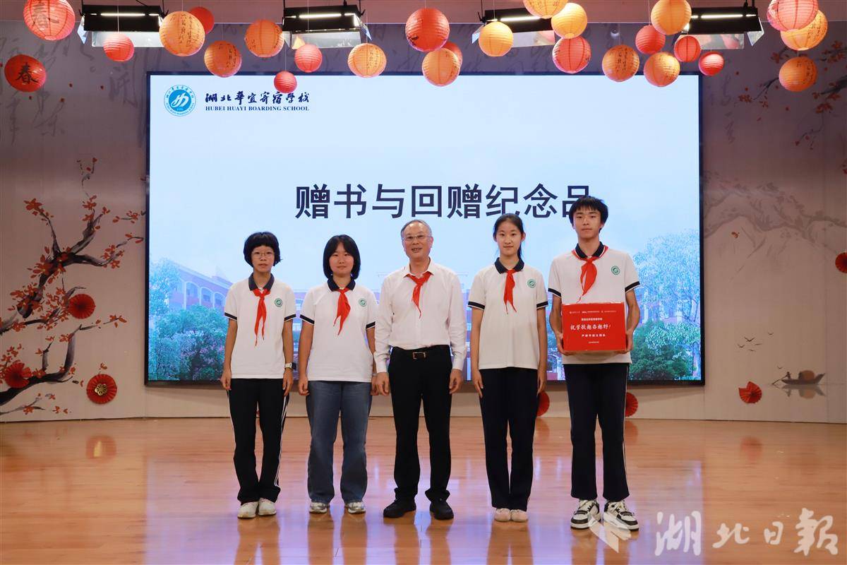 严院士向学生赠书.JPG
