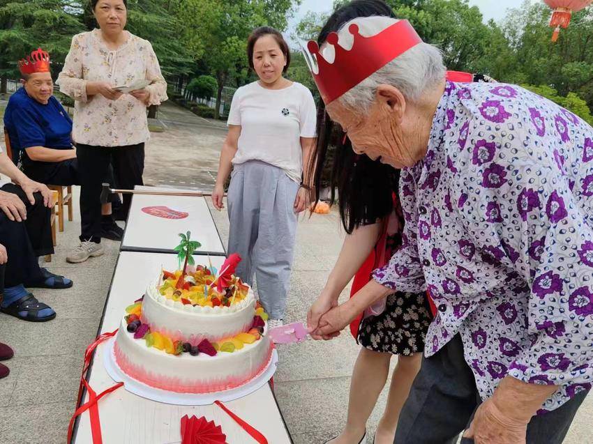 老人生日聚会图片