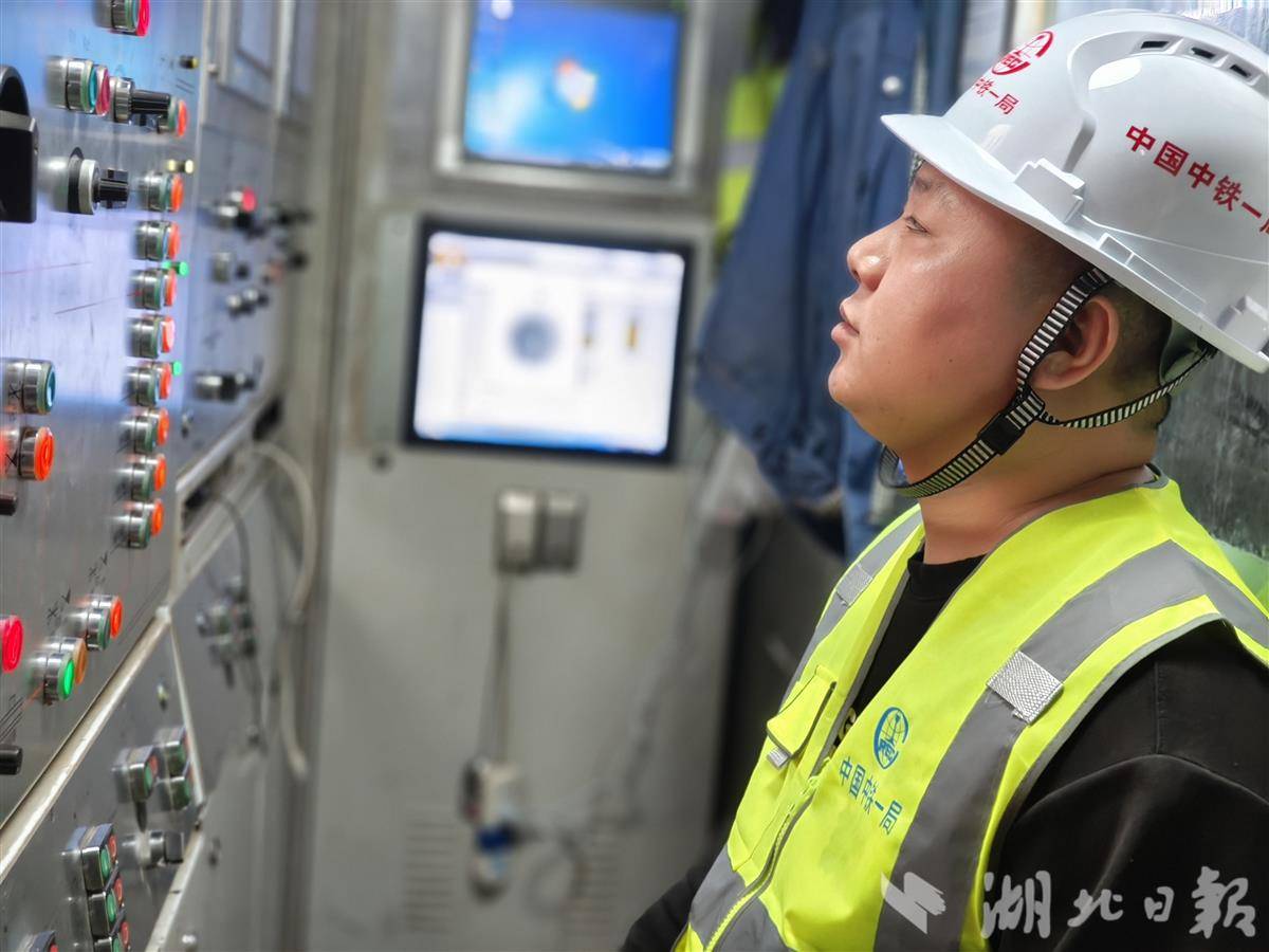 004 操作手杨宁亚守在盾构机操作室内。湖北日报全媒记者 汪洋 摄.jpg 004 操作手杨宁亚守在盾构机操作室内。湖北日报全媒记者 汪洋 摄.jpg
