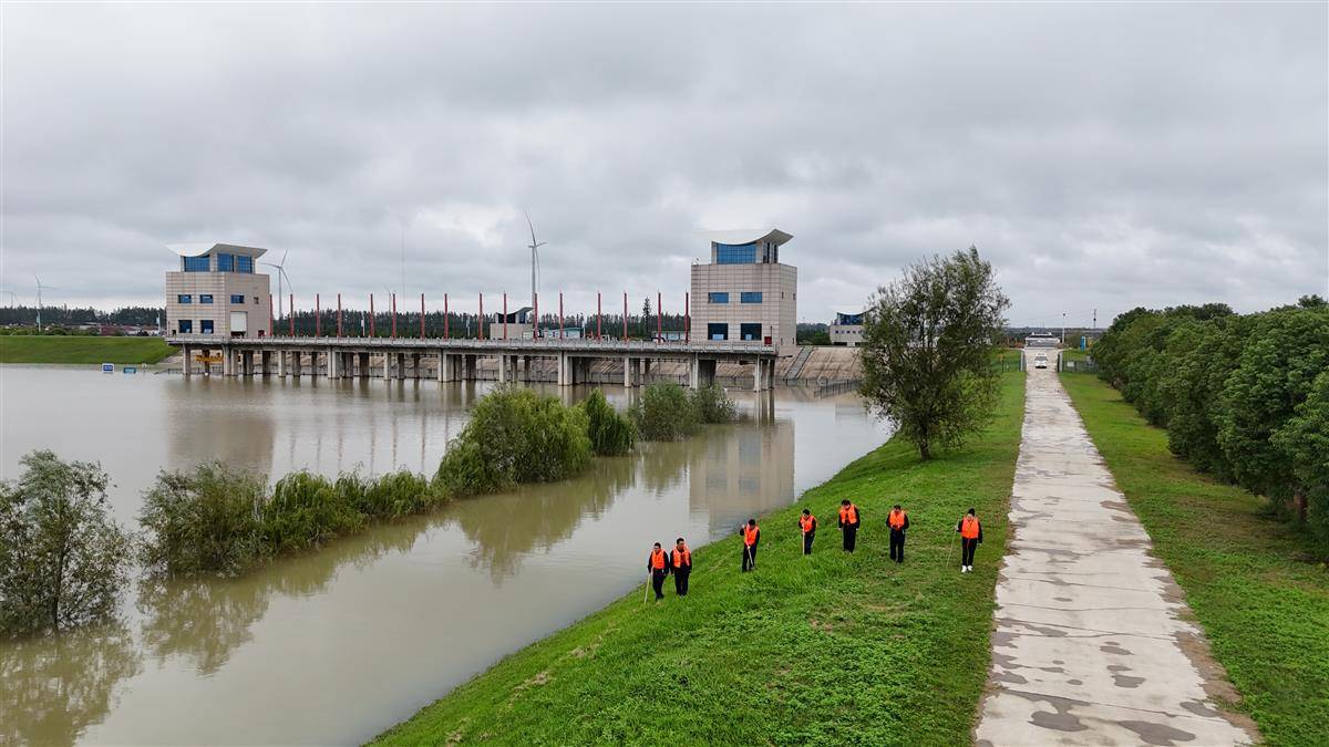 引江济汉局工作人员加密巡查频次，确保工程安全（通讯员 彭振宇摄）.jpg