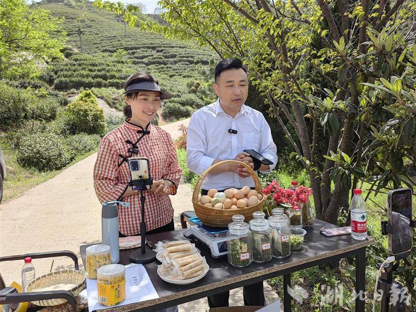 “小眼书记”聂建军直播带货助农。（受访者供图）