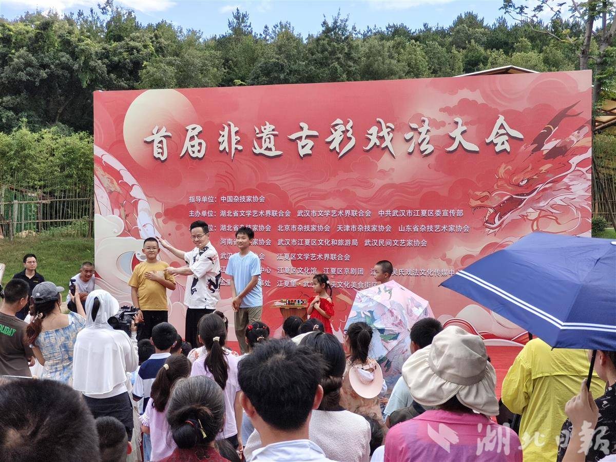 002 惠民演出在江夏里武汉老码头露天举行，吴曌登台表演，吸引众多游客和市民朋友。.jpg