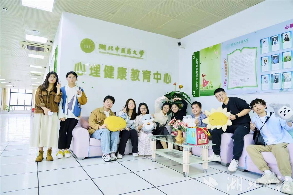 和学生一起在心理健康教育中心2024.JPG