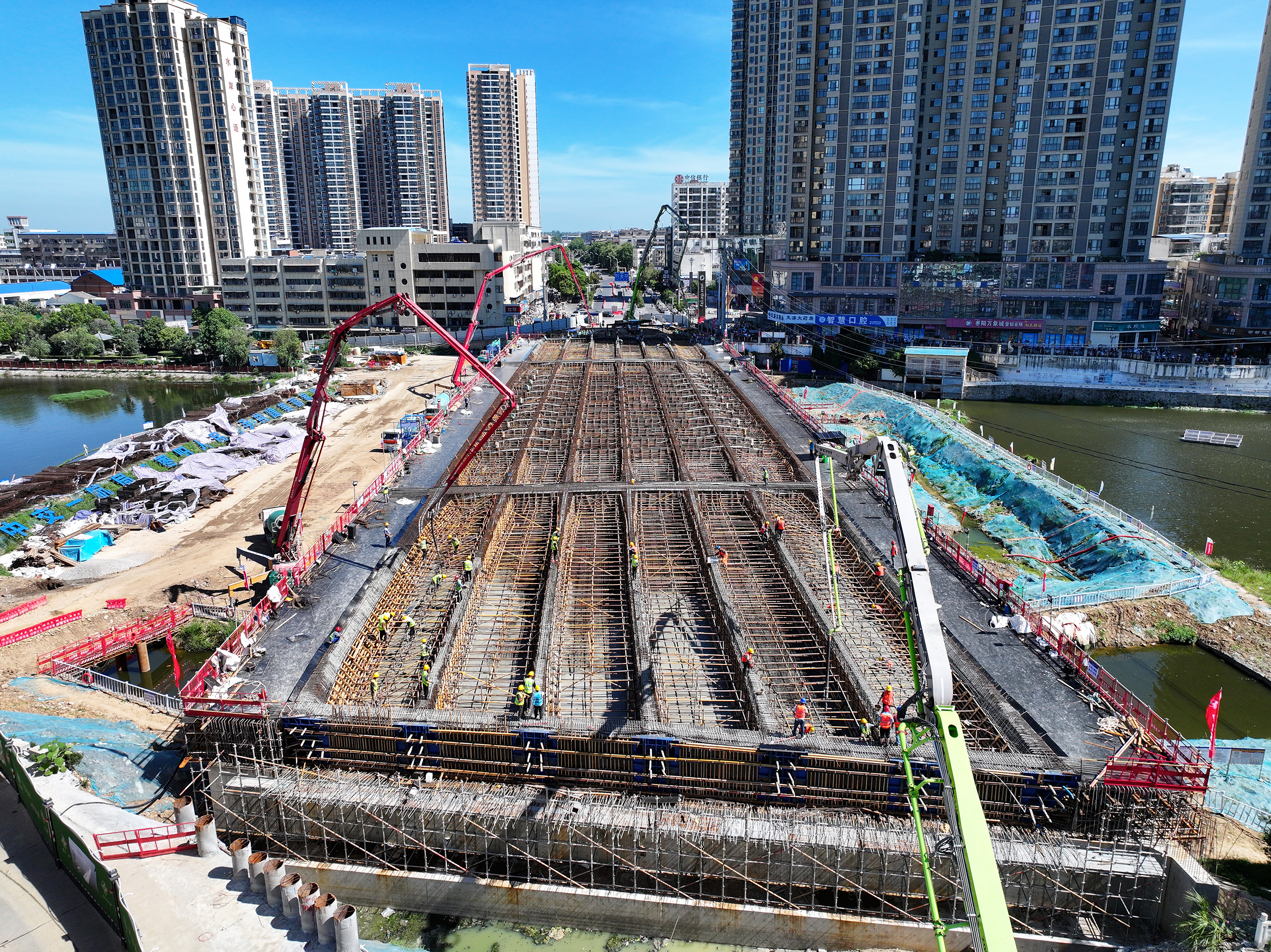 新华大桥现浇梁底腹板混凝土浇筑施工启动