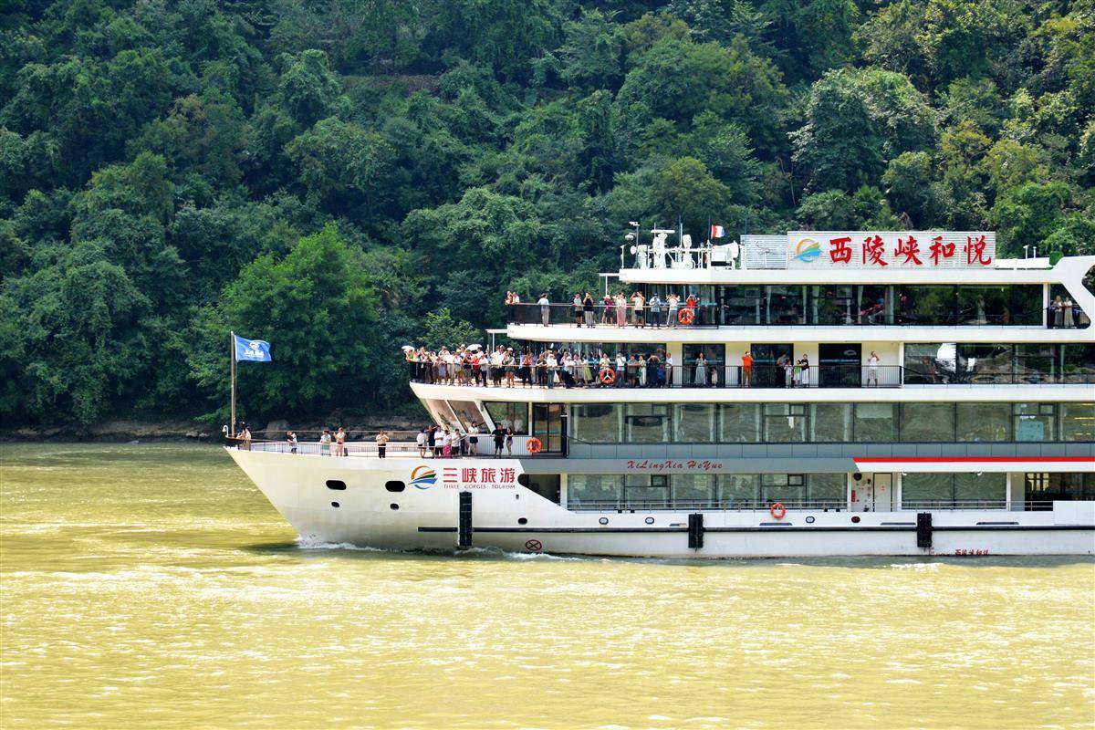 image_944183_2025年7月30日,宜昌“两坝一峡”(三峡大坝、葛洲坝和西陵峡)游轮载满游客行驶在宜昌市夷陵区境内的长江西陵峡水域。.jpg