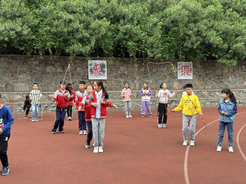 以绳育人跳出色彩双泉小学开展花样跳绳社团阶段性展示活动
