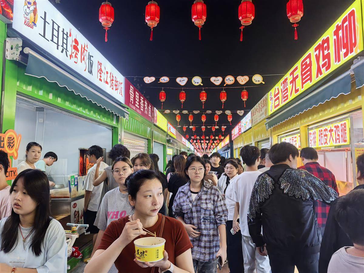 “澴川渔火”夜市灯火通明、人头攒动。（受访者供图）  (3).jpg