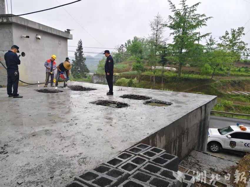 咸丰县曲江镇一处违法建筑被拆除