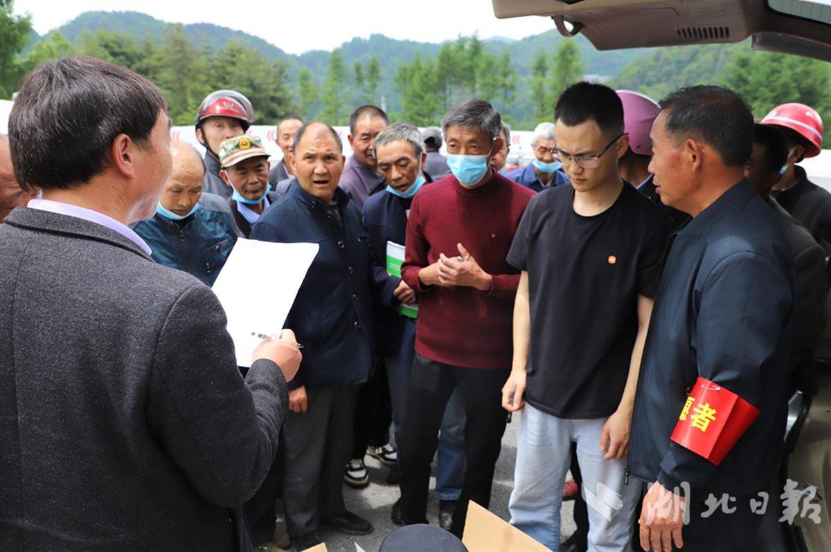 活動當天,共發放有關動物防疫技術資料100份冊,消毒液200瓶,發放有關