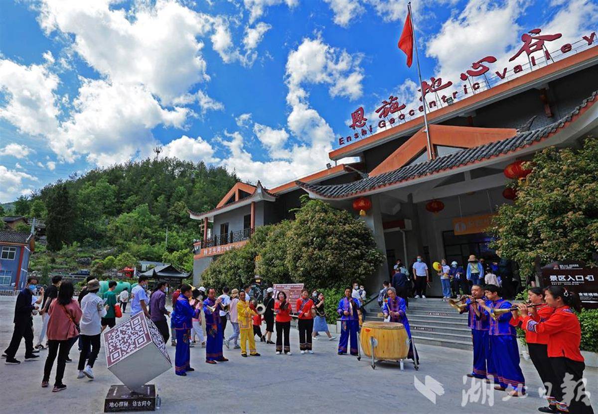 建始县内各大景区游客量逐步增长,避暑游再次成为热门,旅游市场快速