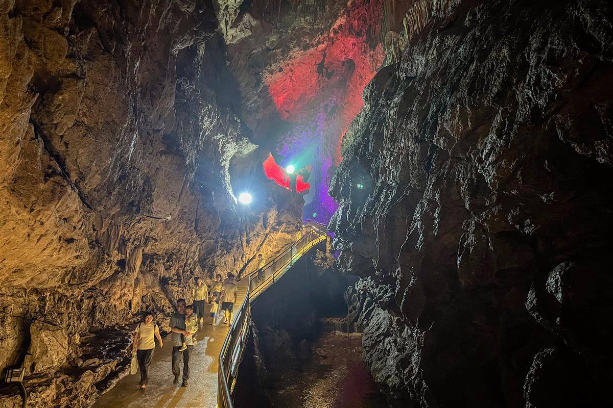 高温下咸宁通山隐水洞景区避暑热