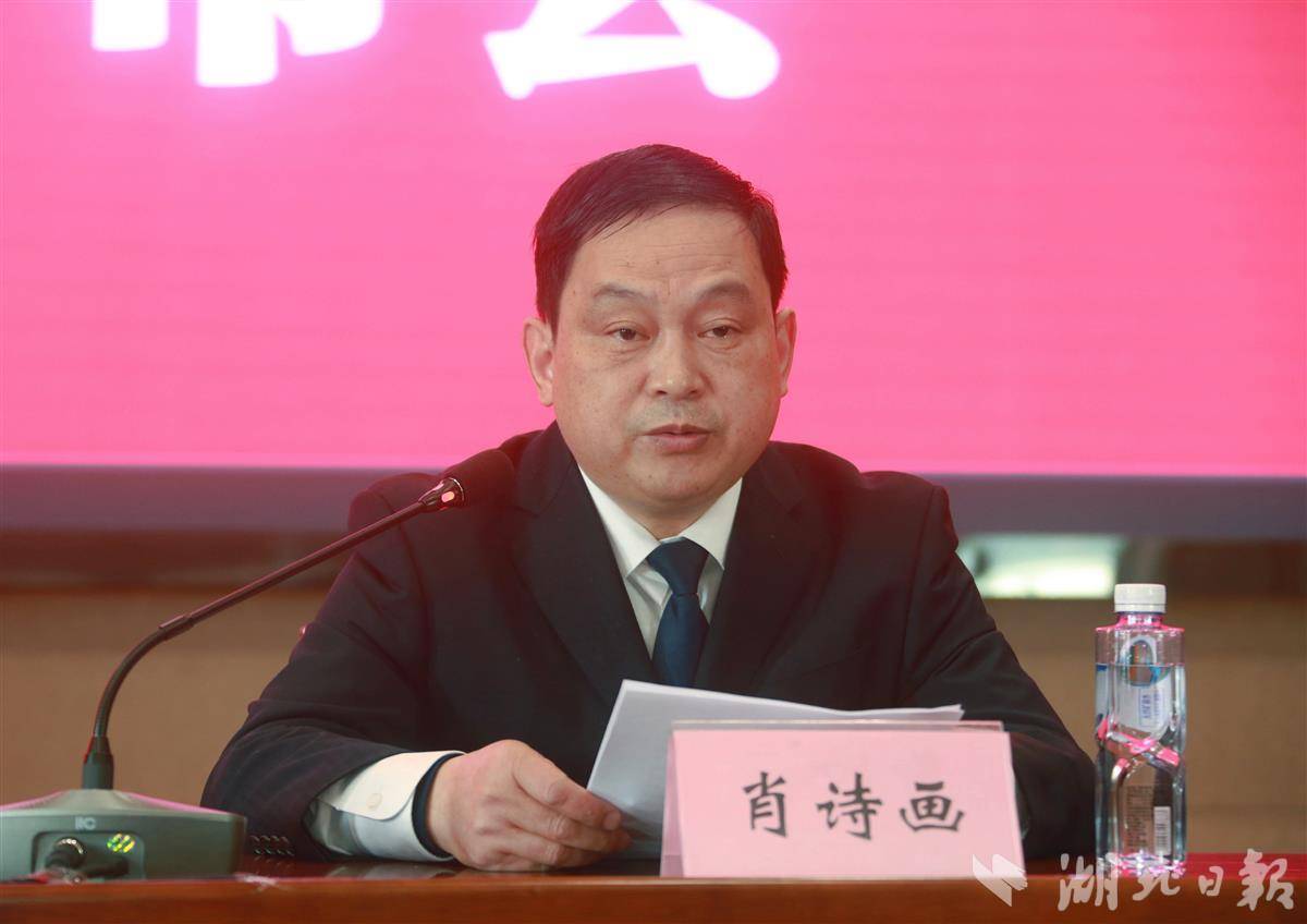 新闻发布会由天门市委宣传部常务副部长沈松峰主持.