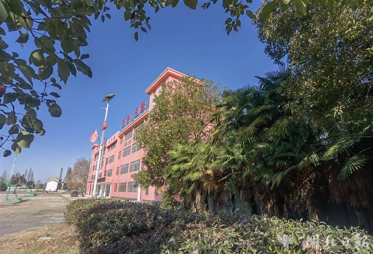 娥)经过一年的施工建设,云梦县下辛店中学新教学楼将于近期投入使用