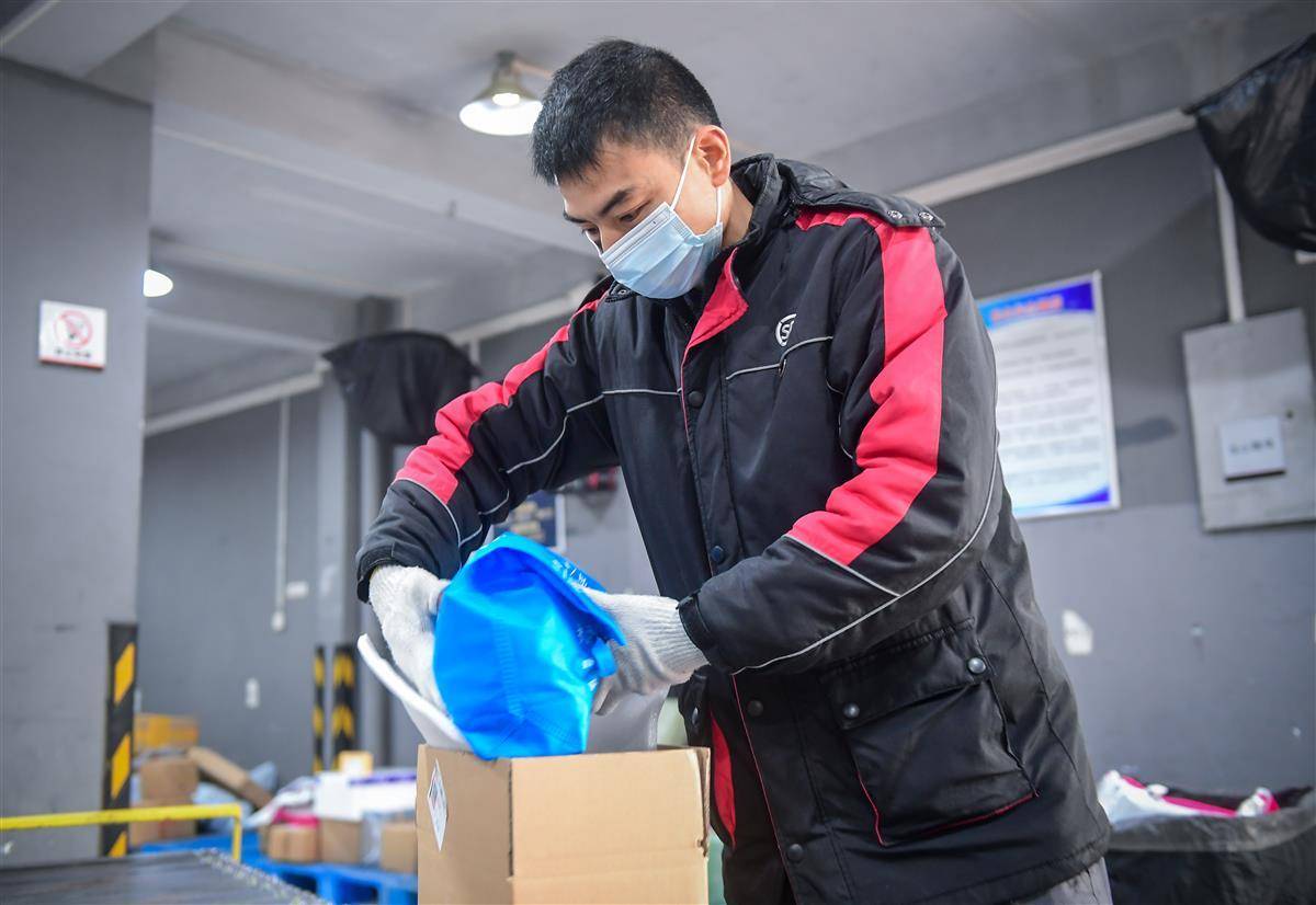 67顺丰武汉分公司唐家墩营业部快递员张裕退役不褪色搭人体台阶火场