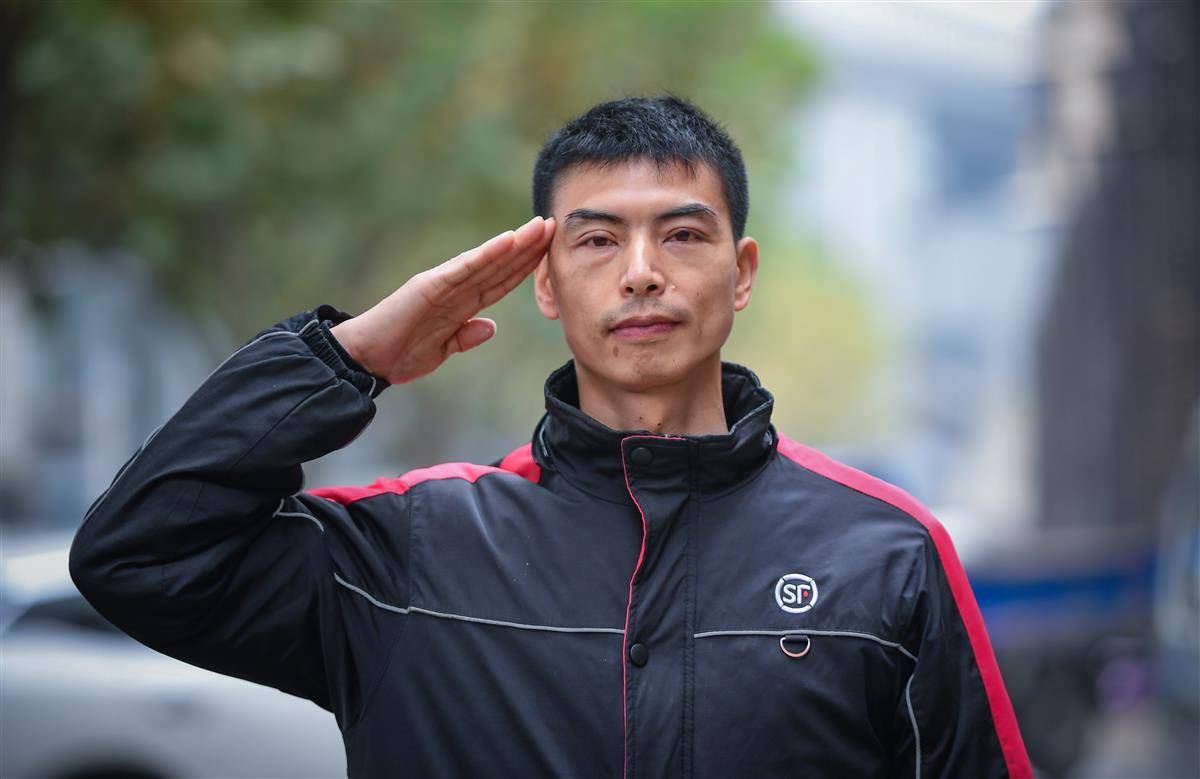 67顺丰武汉分公司唐家墩营业部快递员张裕退役不褪色搭人体台阶火场