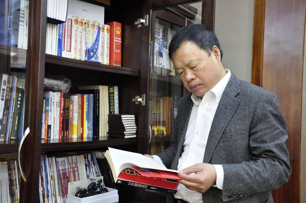 十堰市再生资源有限公司党支部书记董事长梁大朝用军人的执着坚韧赢得