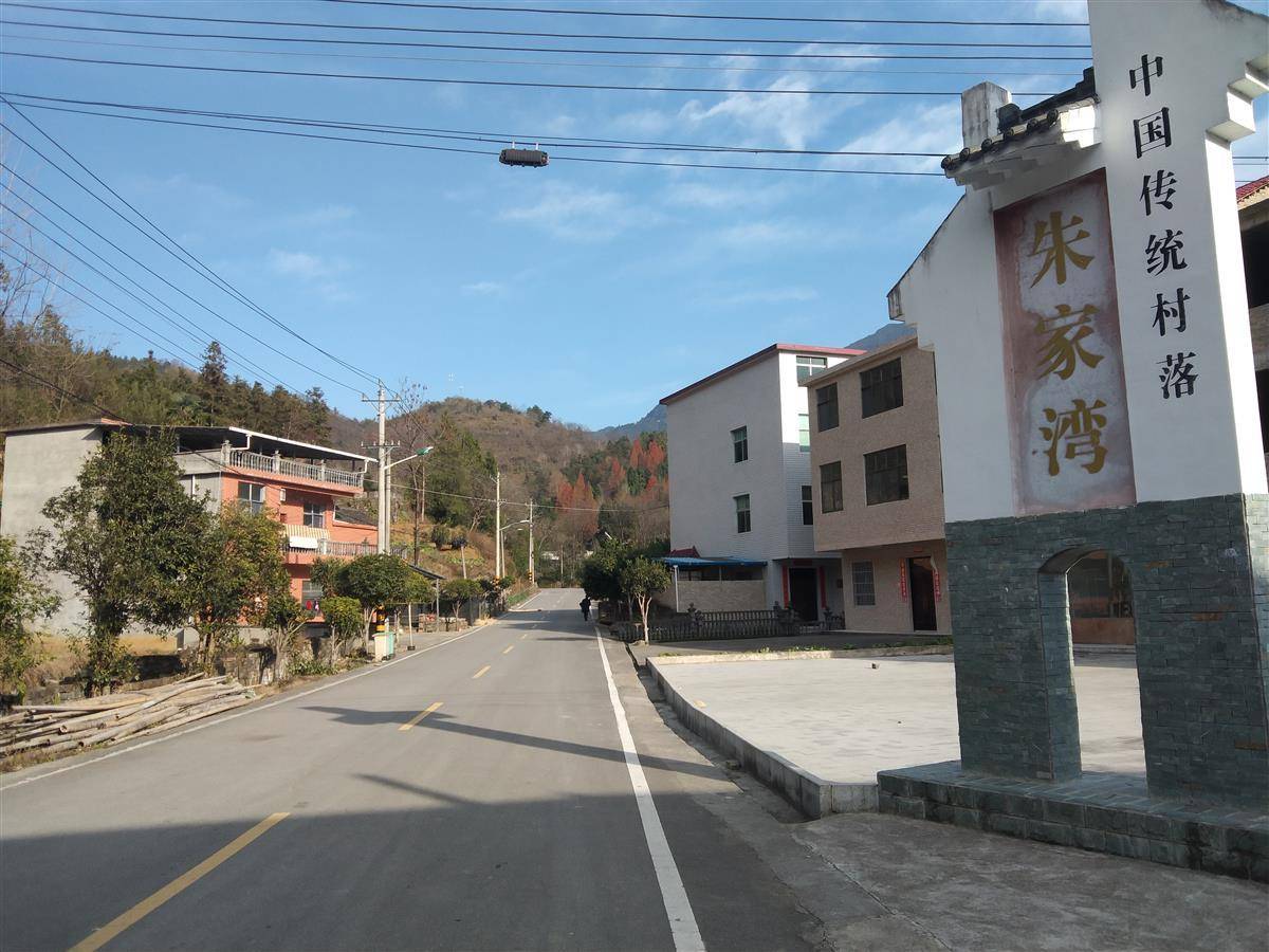 闯王镇翻新乡亲返乡路