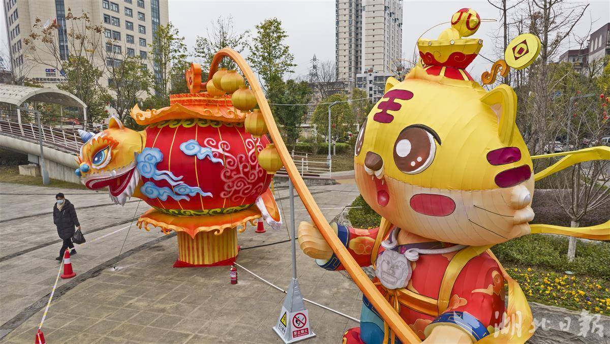 当日,宜昌城区葛洲坝片区,以生肖虎为主要造型的大型花灯已经布展完成