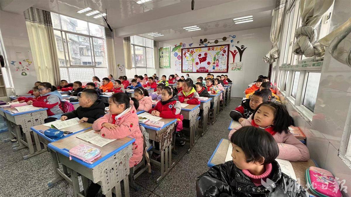 湖北日报讯(通讯员张文清,覃明)新学期伊始,咸丰县120所中小学39917名