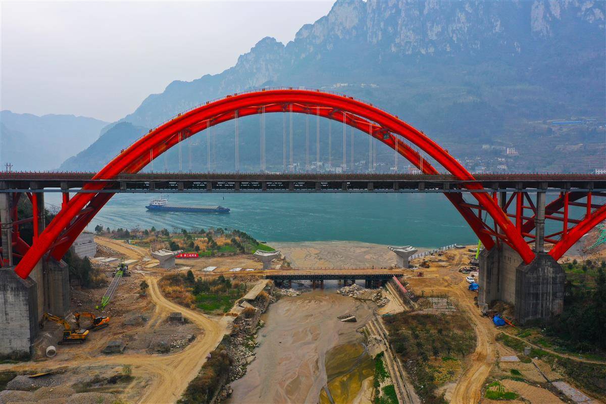 对原g348国道按照山区二级公路标准进行改造升级,项目起于黄柏河大桥