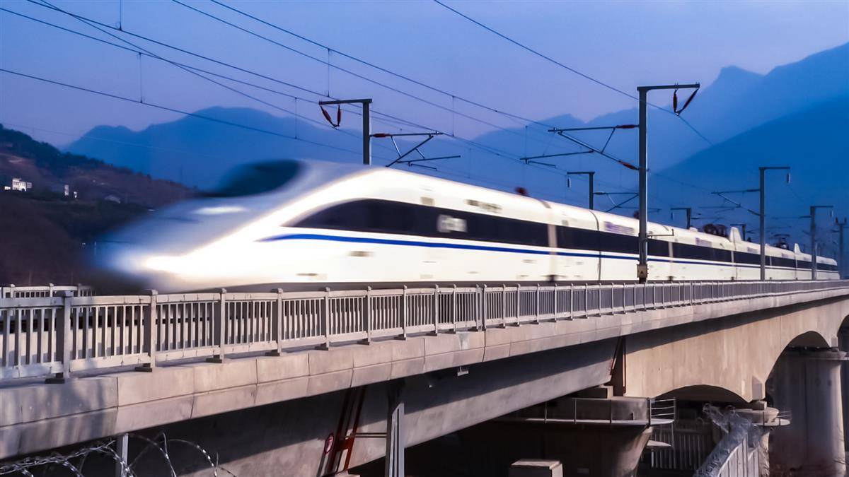 和谐号动车组跑进兴山