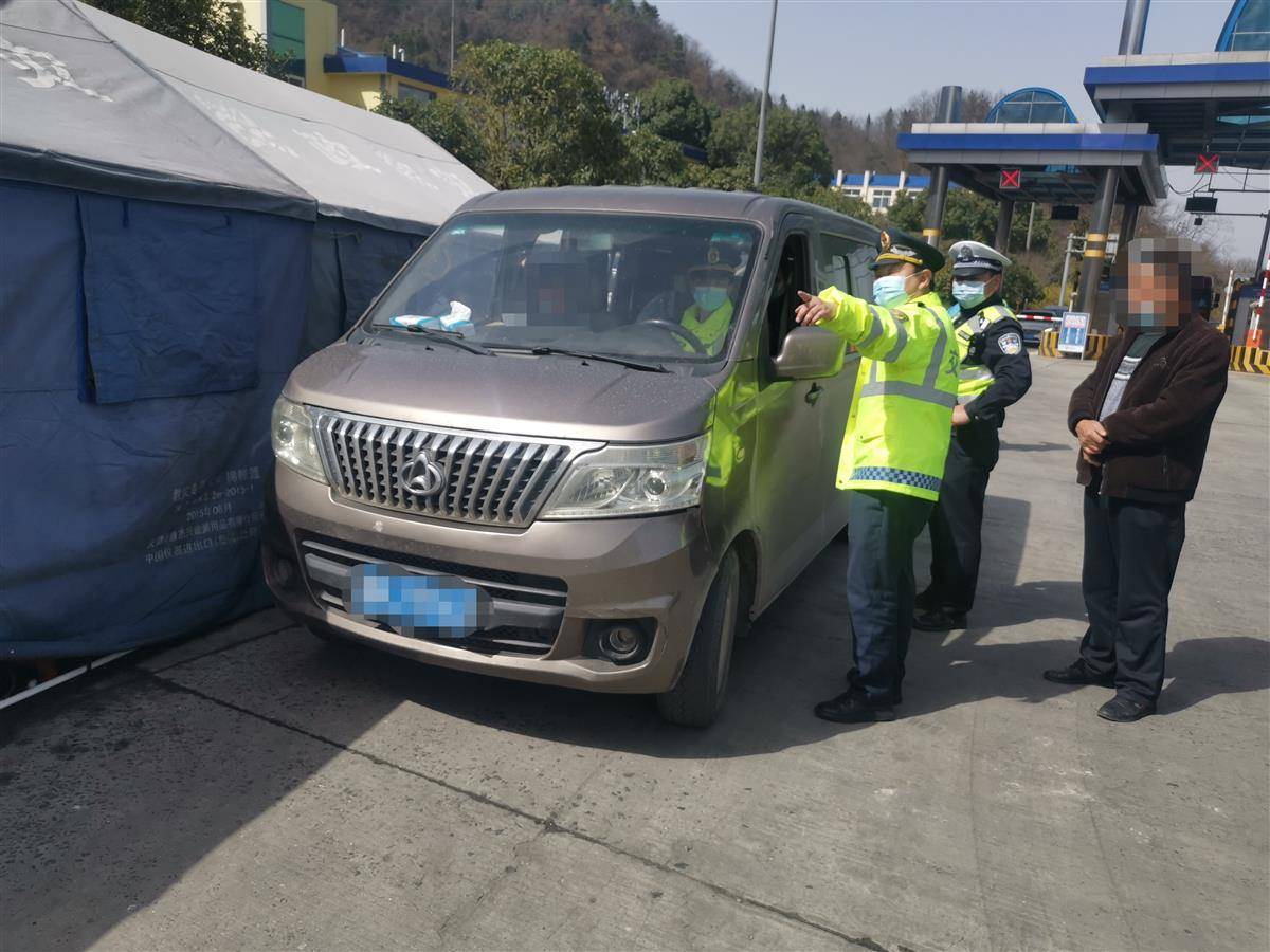 湖北高速交警精准查处非法营运车辆