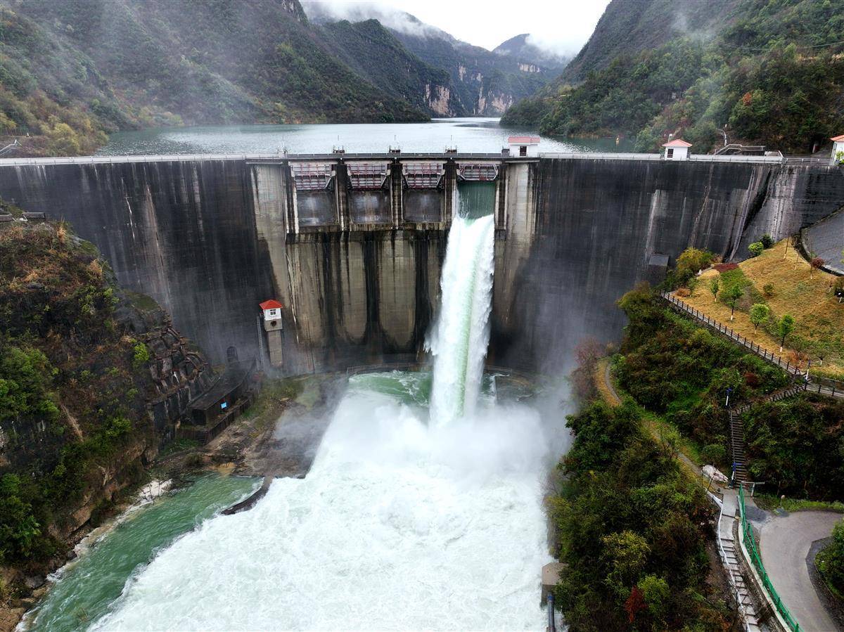 黄柏河流域梯级水库今年首次泄洪