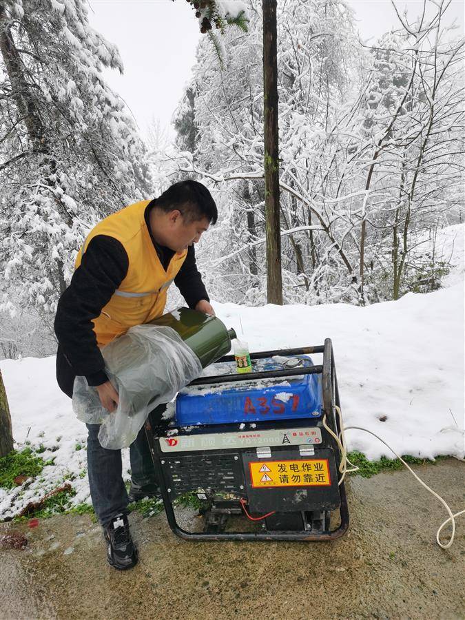 "维护工作站负责人肖黔向全体抢修人员吹响集结号.