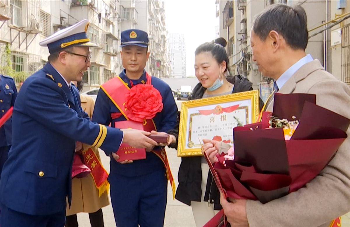 专职消防员钟擎三等功
