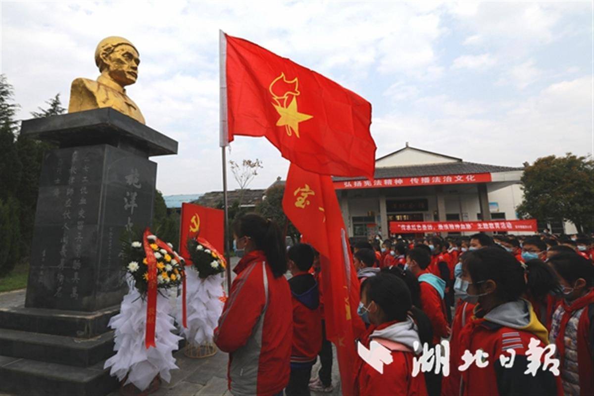 图为3月29日上午9时,竹山县宝丰镇施洋小学400余名四年级师生在宝丰镇