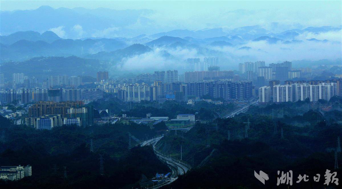 湖北日报客户端通讯员 谭华阳春三月,站在州城望城坡放眼望去,恩施