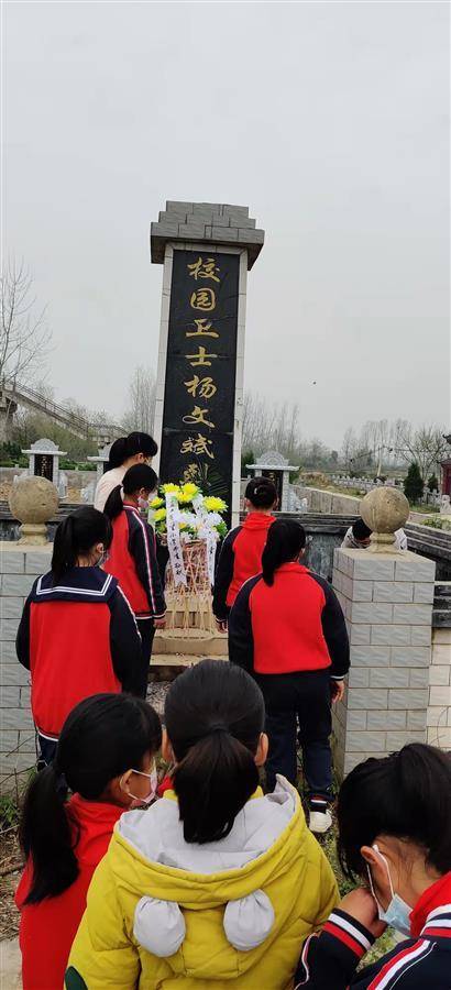 3月30日上午,汉川市刘家隔镇蓝天希望小学百余师生怀着无比崇敬的心情