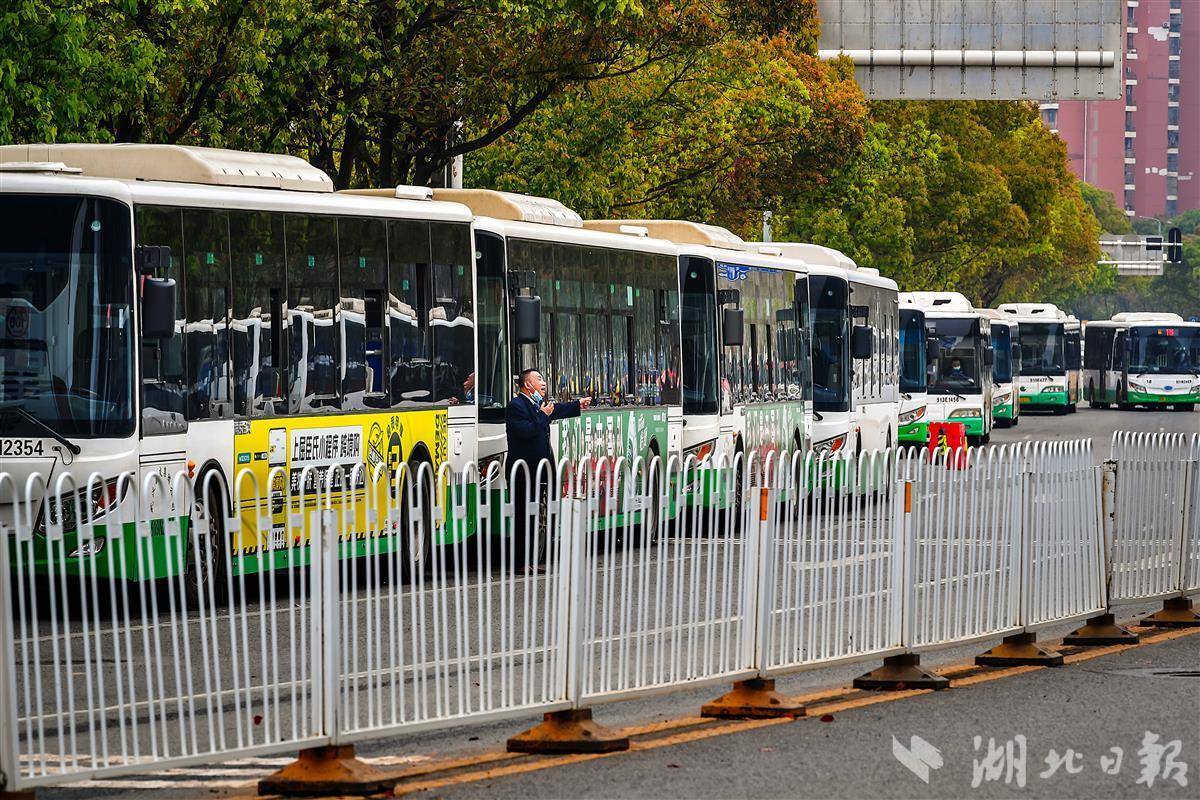 石门峰陵园公交扫墓专线秩序井然