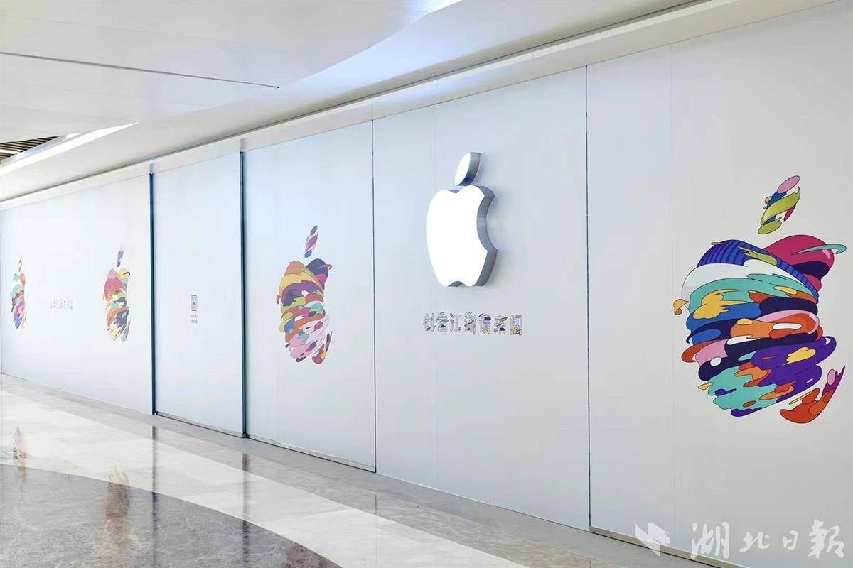 4月11日,湖北日报全媒记者现场看到,苹果直营店围挡已拆除,"创意江湖