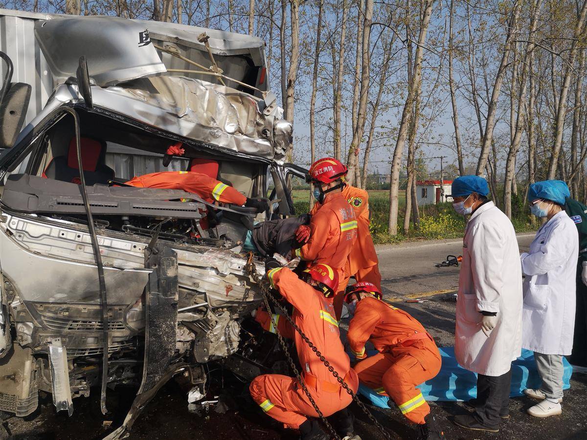 险借道超车出事故天门消防火速救援被困司机
