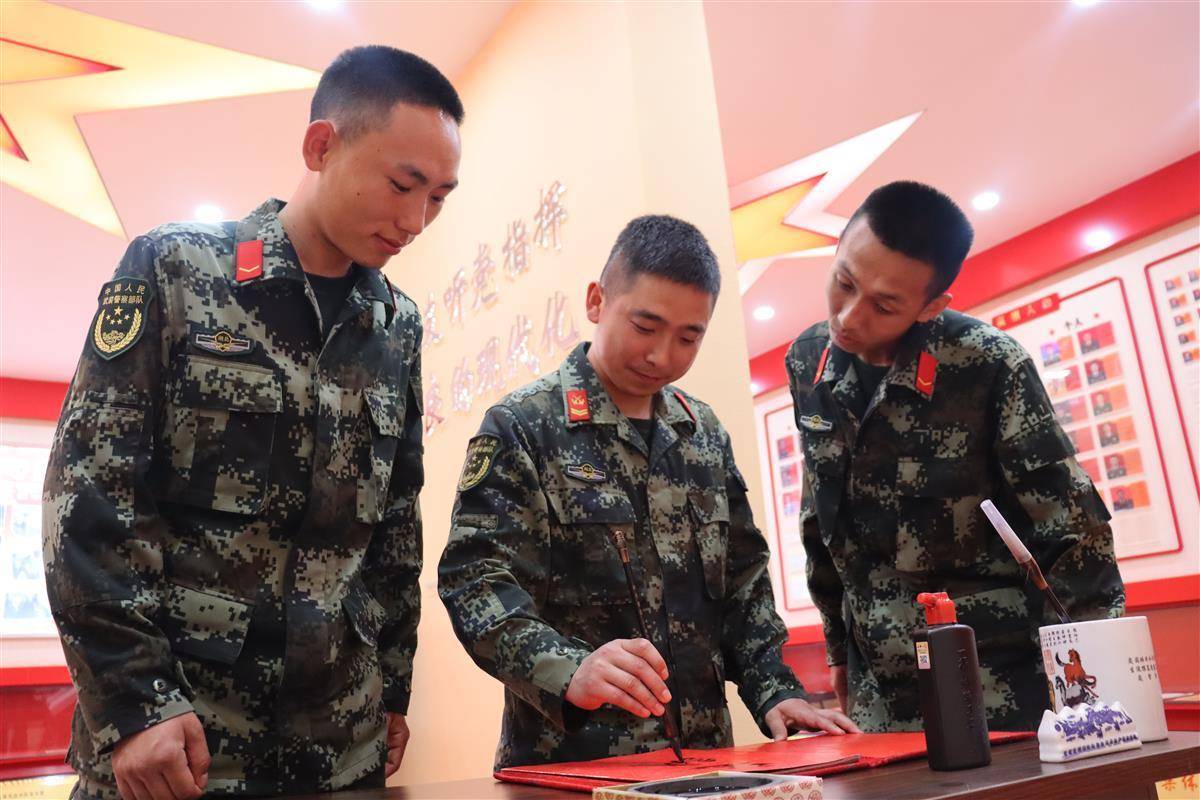 武警官兵跳起土家摆手舞