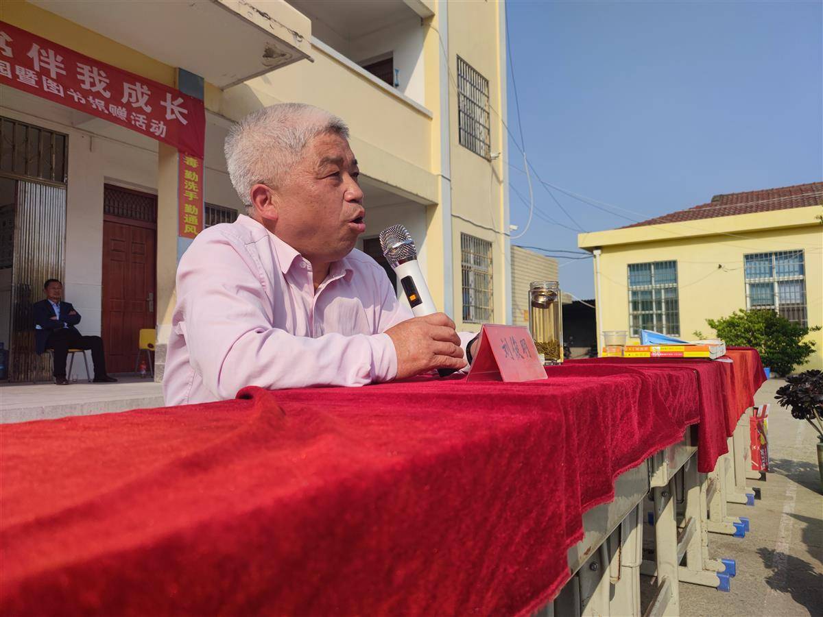 云梦政协文化文史和学习委员会组织政协委员送书来到云梦县隔蒲潭镇