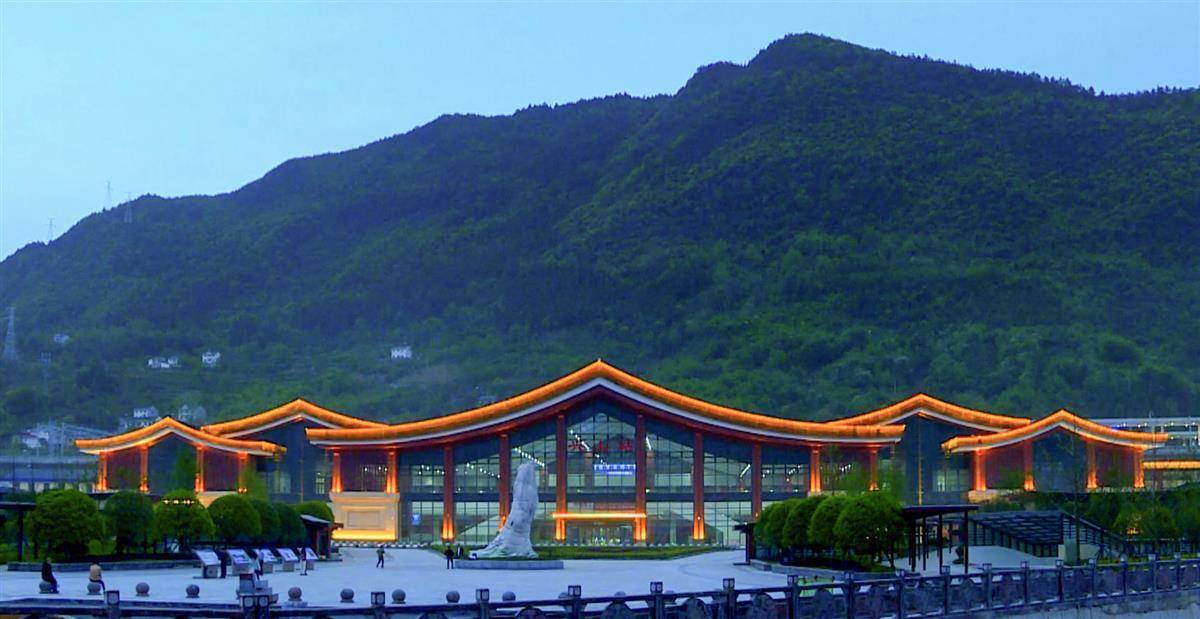 兴山高铁站亮灯