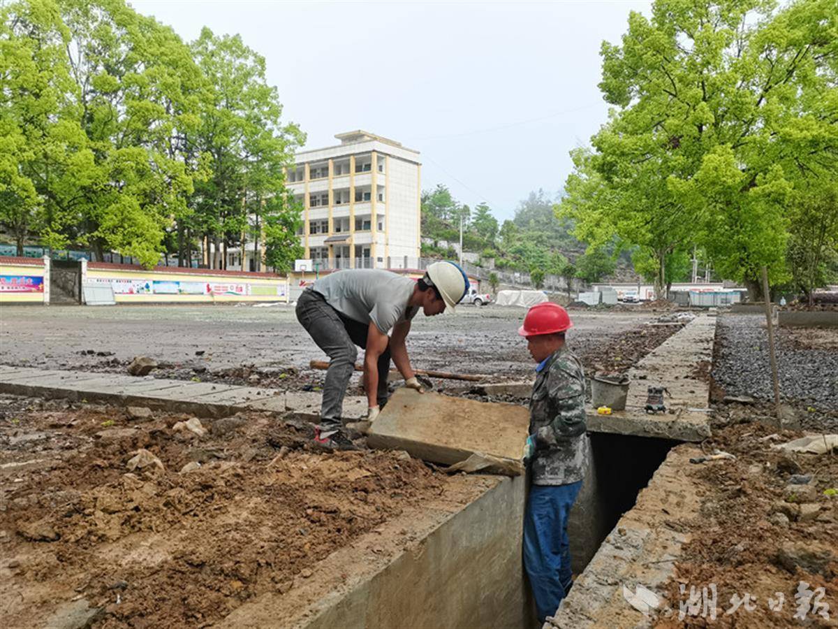 来凤县革勒车公路扩建图片