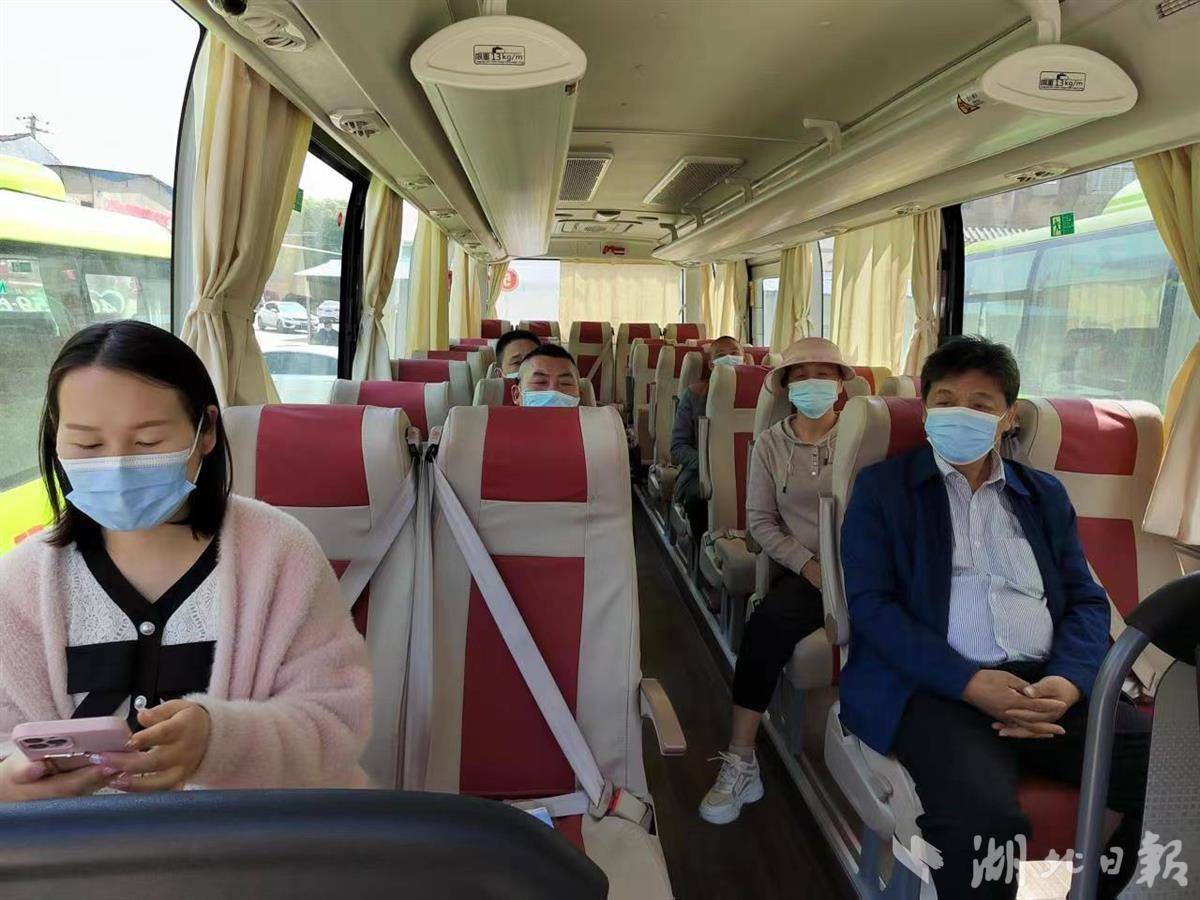 中巴车已全部退出农村客运线路,新增4辆新能源电动车代替原有燃油车