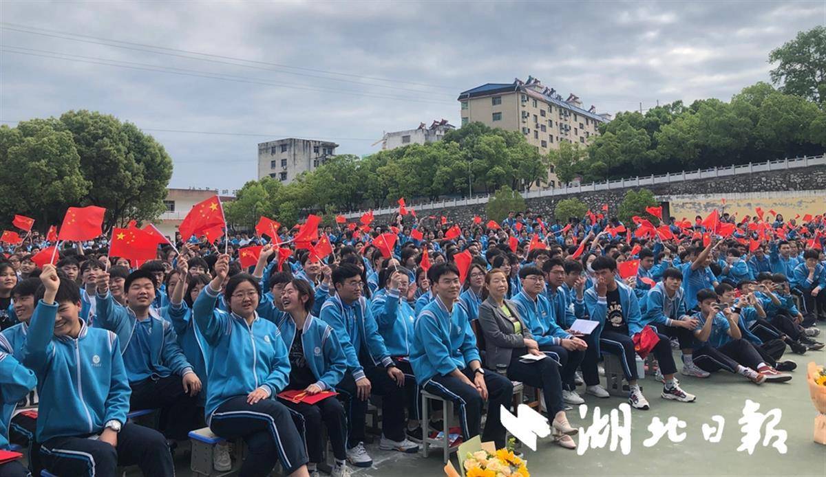 郧阳区二中师生欢庆五四青年节