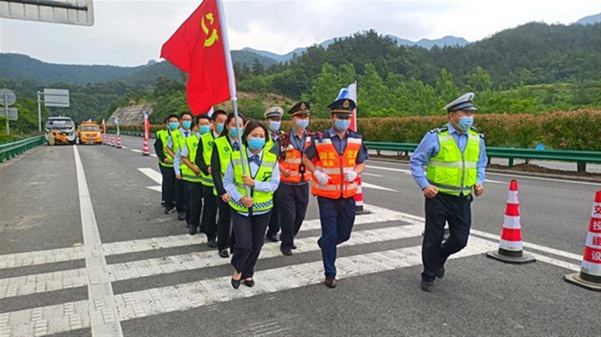 保康交警大隊,鄂西路政支隊第十一大隊,長江路橋等單位30餘人在保宜