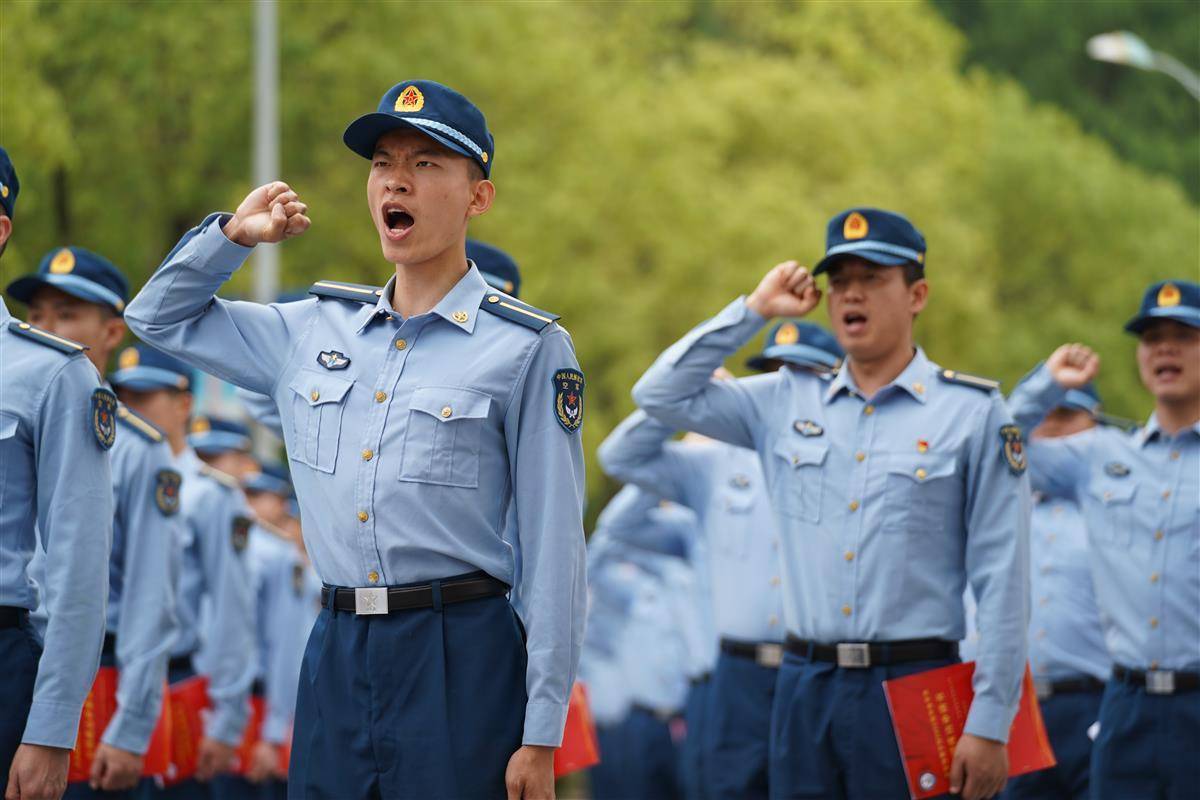 到边疆去到艰苦的地方去空军预警学院300余名毕业学员递交卫国戍边