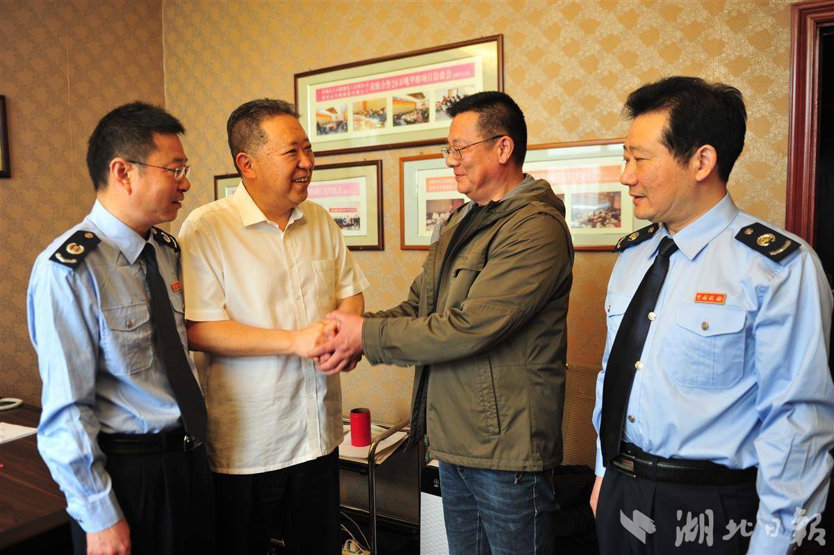 市税务局胡集税务分局副局长贺卫东,税收管理员阮斌第一时间走访企业