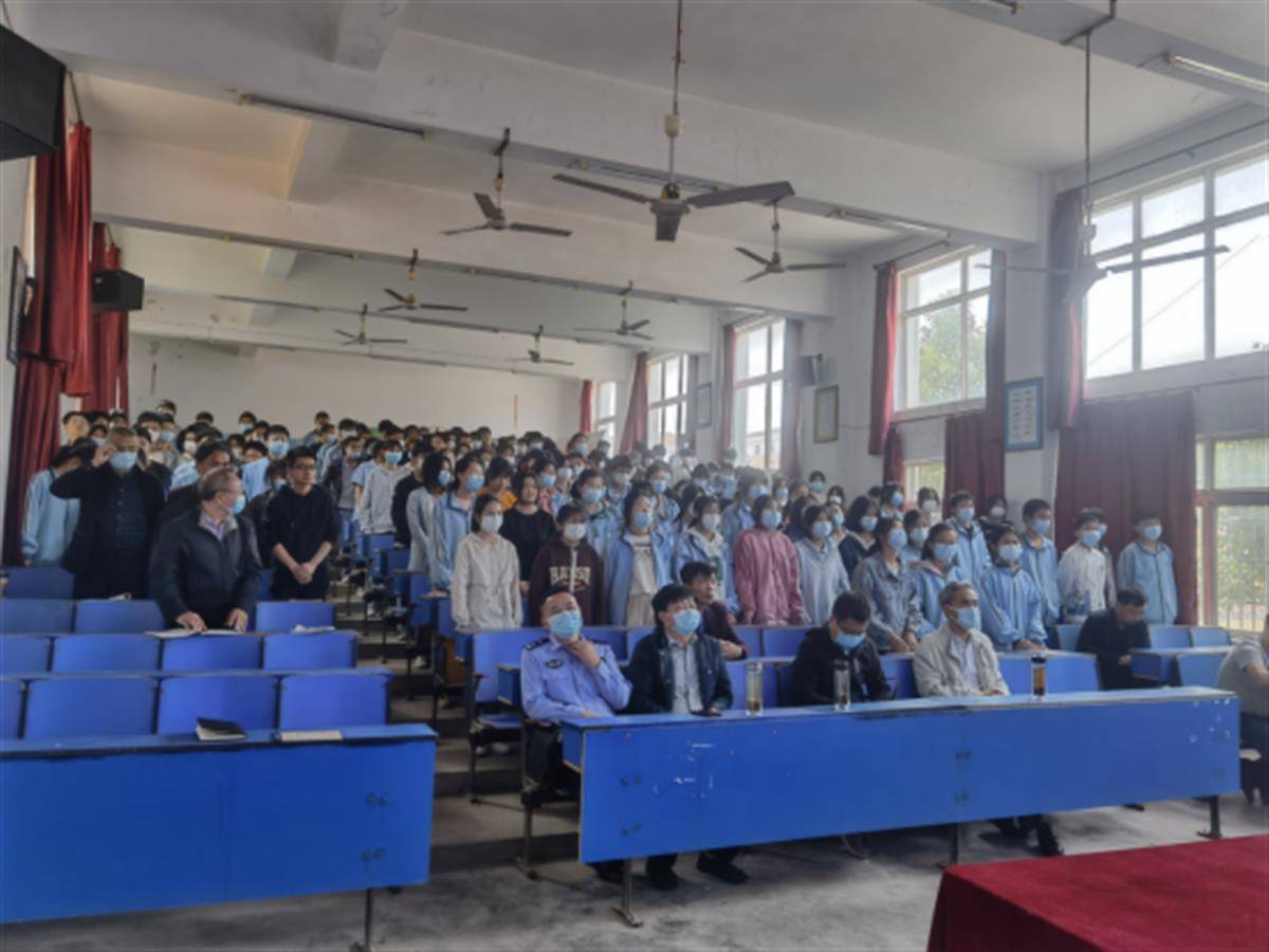 当自强;尊法律,守法纪……"5月13日下午,云梦县隔蒲潭镇祥山中学里,该