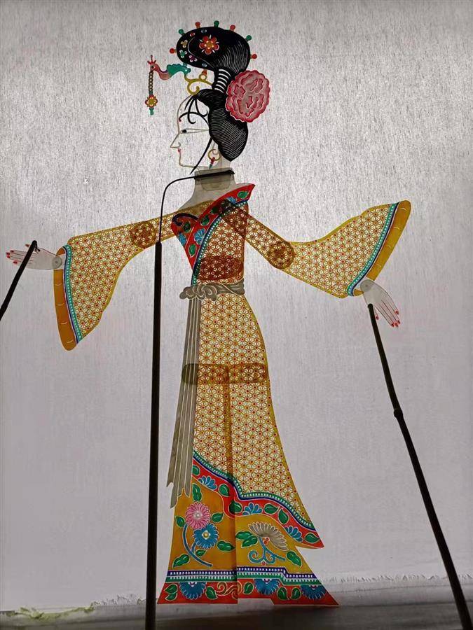 近两年,云梦皮影艺人陈红军受邀一直在武汉花博汇等地表演云梦皮影 