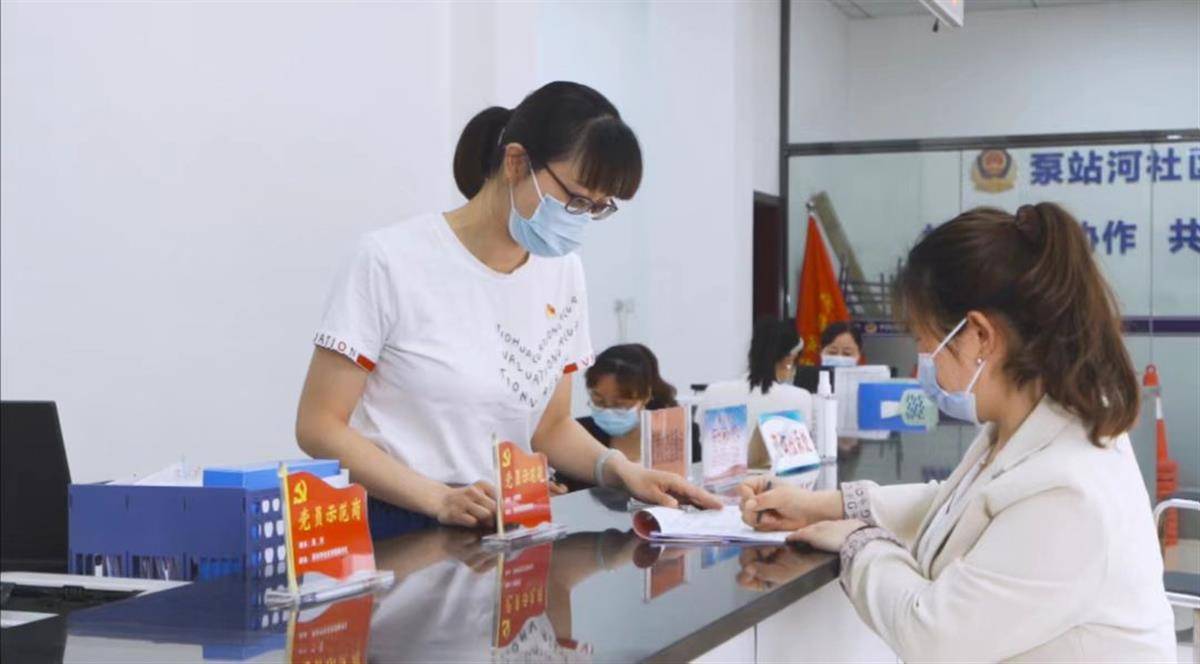 党员亮身份服务当先锋