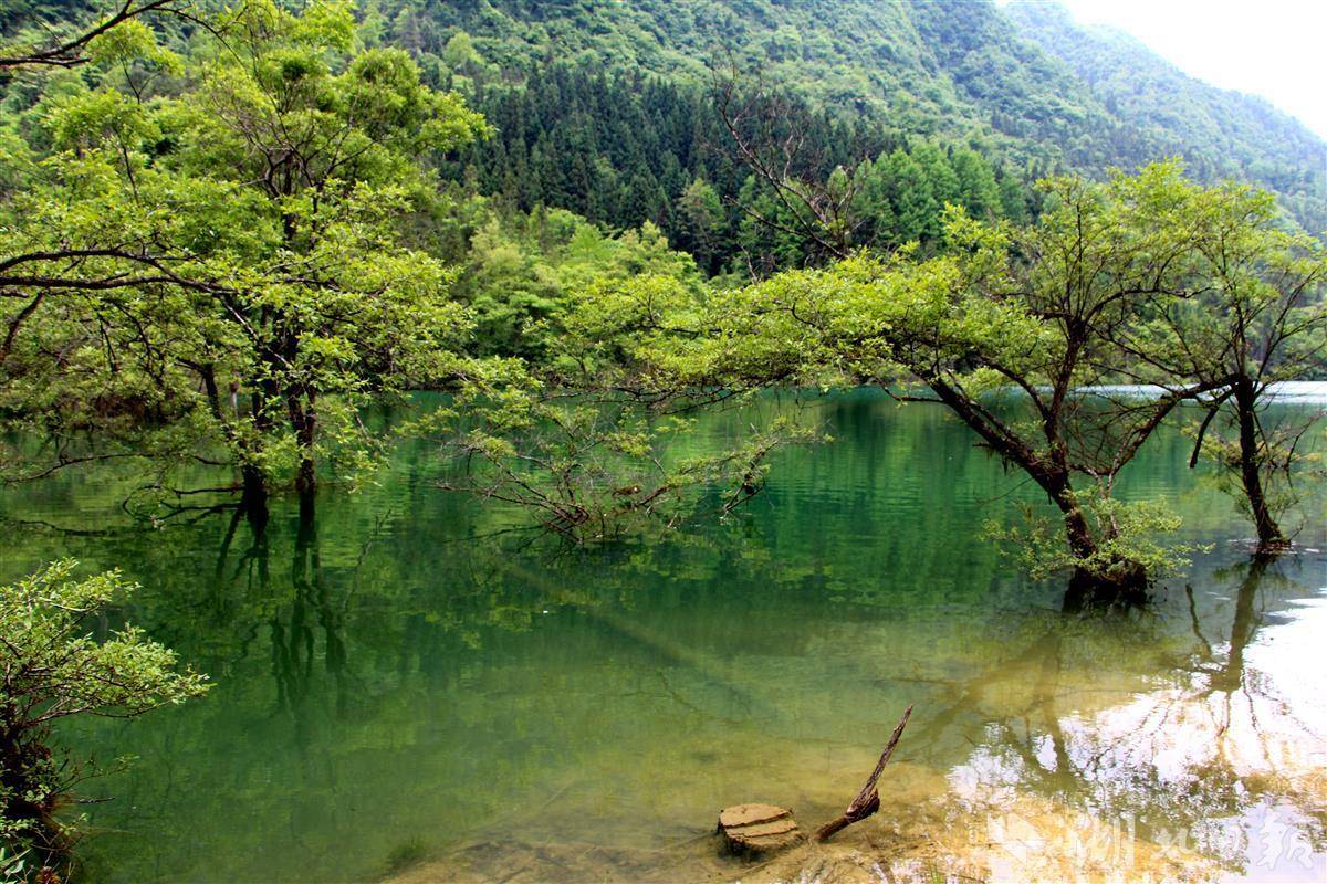 岸云溪水库风光好似一幅山水画