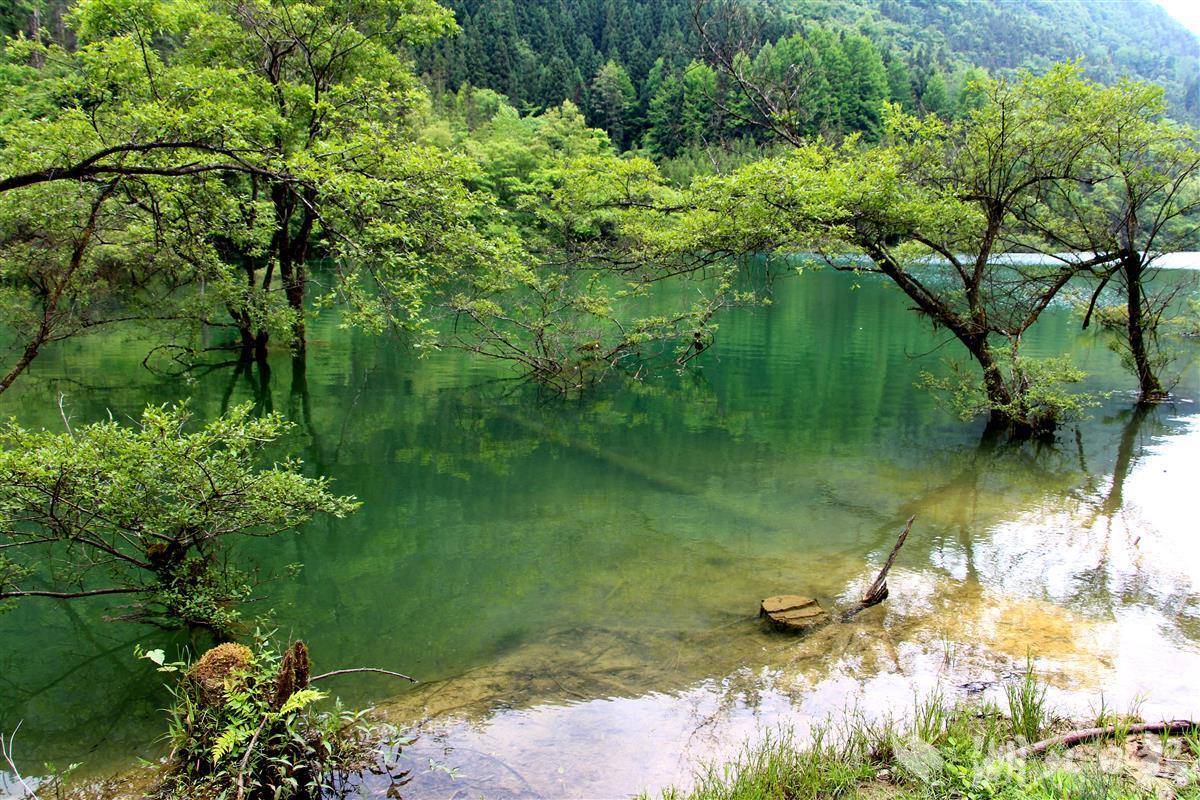 岸云溪水库风光好似一幅山水画